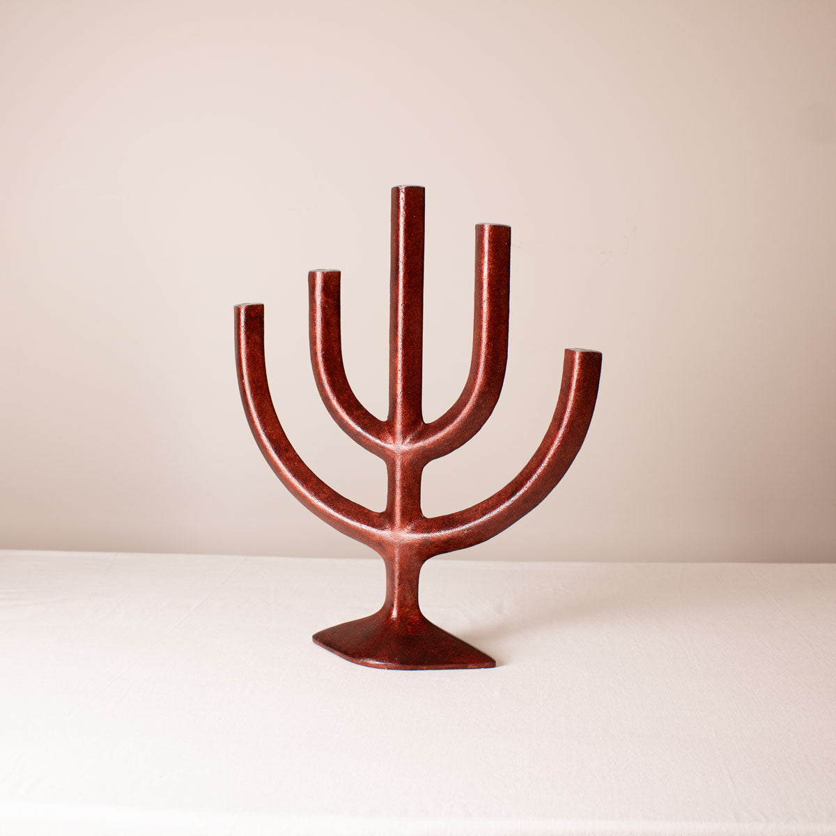 Aluminum tree-shaped candleholder in burgundy color